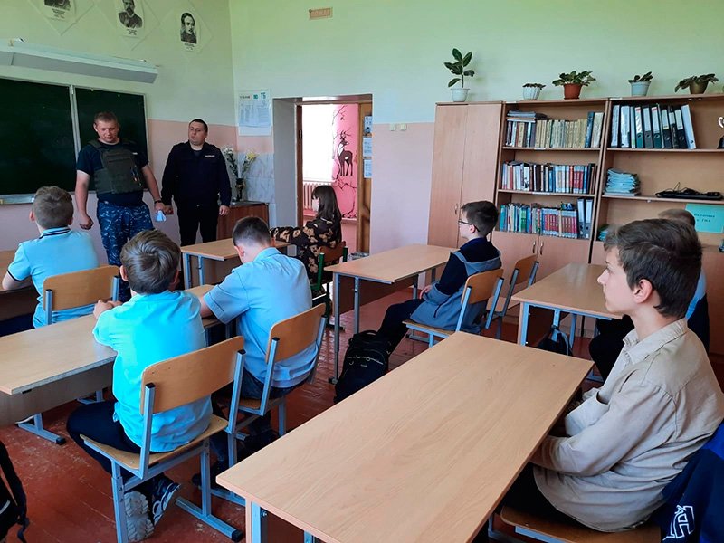 В Ивнянском районе полицейские познакомили учащихся с профессией кинолога