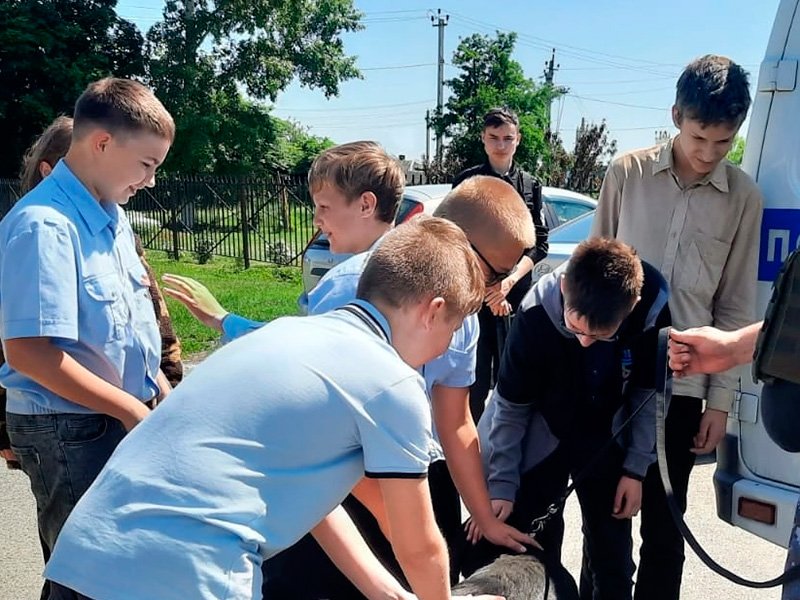 В Ивнянском районе полицейские познакомили учащихся с профессией кинолога