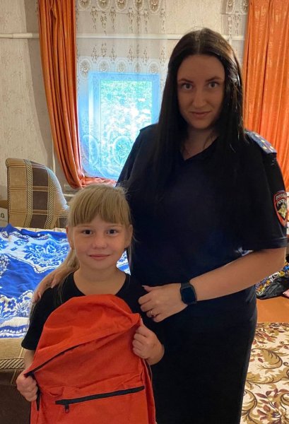 В Ивнянском районе полицейские помогли папе двух дочек подготовить детей к школе