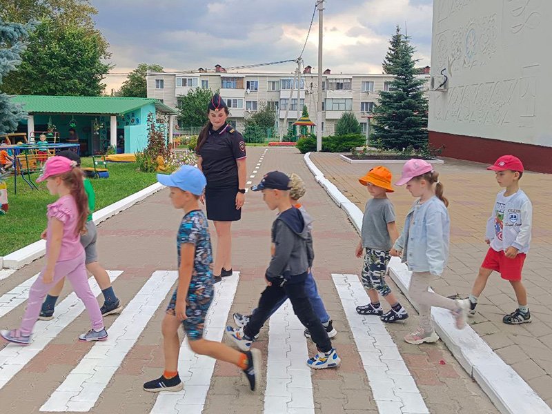 В Ивнянском районе сотрудники патрульно-постовой службы провели для дошколят «Урок безопасности»