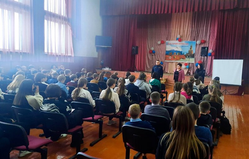 В Ивнянском районе полицейские обсудили со школьниками вопросы дорожной и информационной безопасности